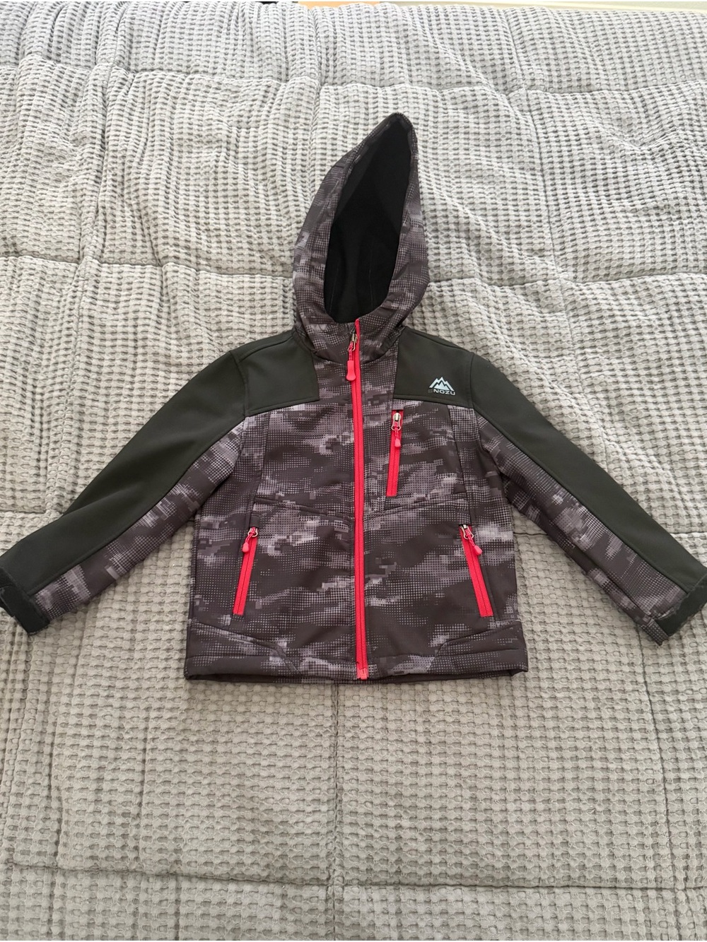 Snozu Boys Hooded Softshell Jacket In Dark Gray Camo with Red Accents Size 5/6